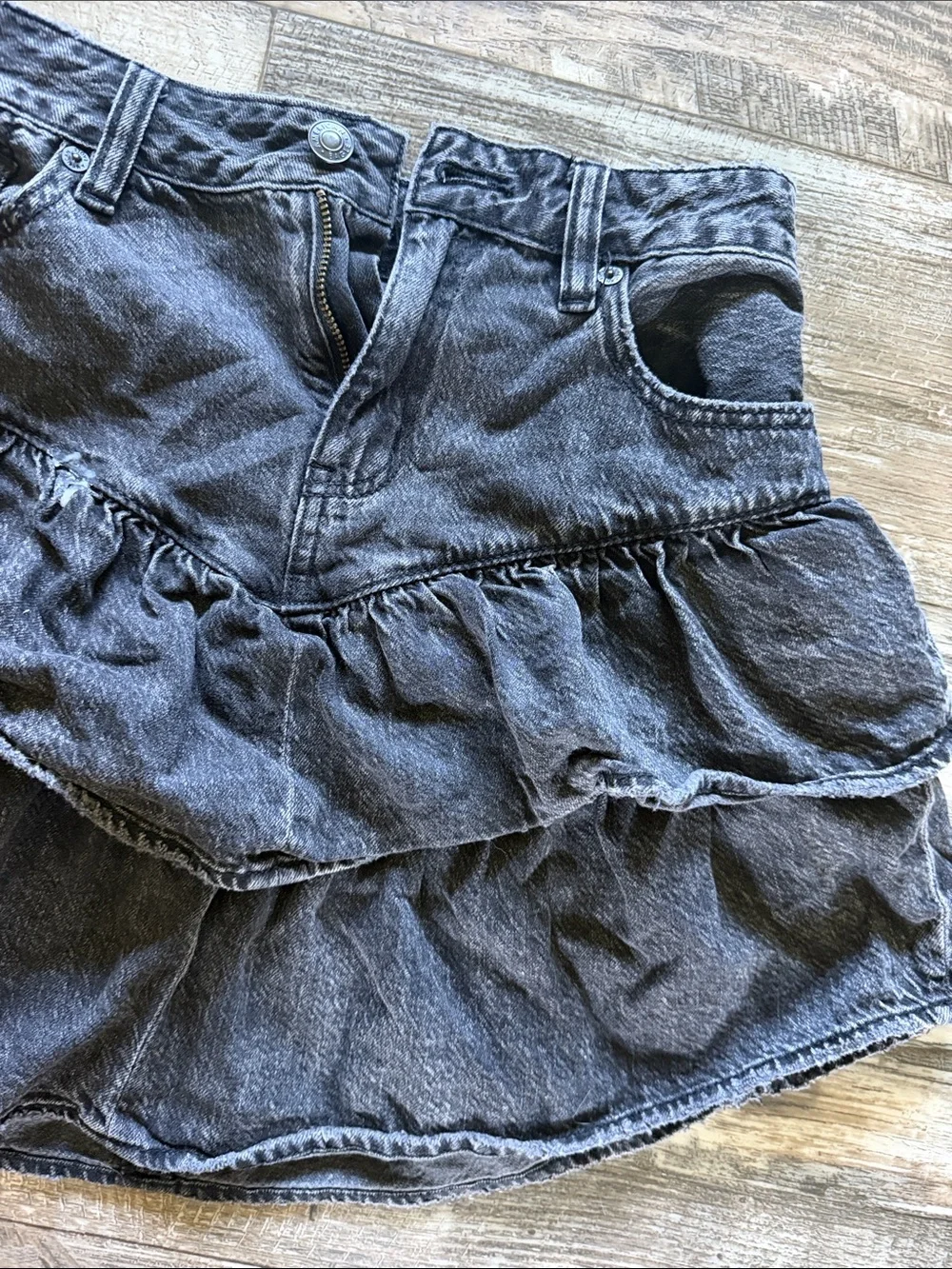 American Eagle Washed Black Denim Ruffle Mini Skirt Size 0 Y2K Coquette Festival - Picture 2 of 6